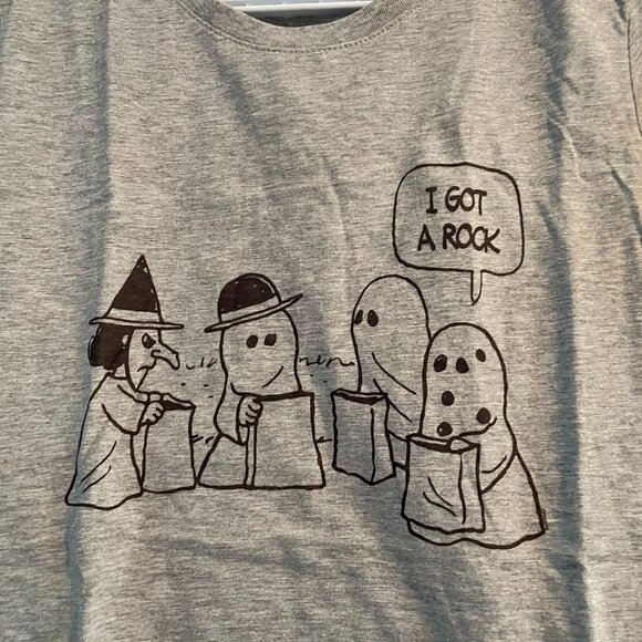 Peanuts T-Shirt - “I Got A Rock”  Halloween Scene - Women's size M - Brand New - Picture 1 of 13